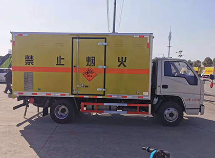 王五镇爆破器材运输车技术升级与安全合规新趋势